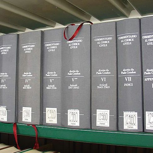  &ndash; Това е коментар на италианския Codice civile. Сив, с червена лентичка. И дебел. Е, не е като германските чудовища.